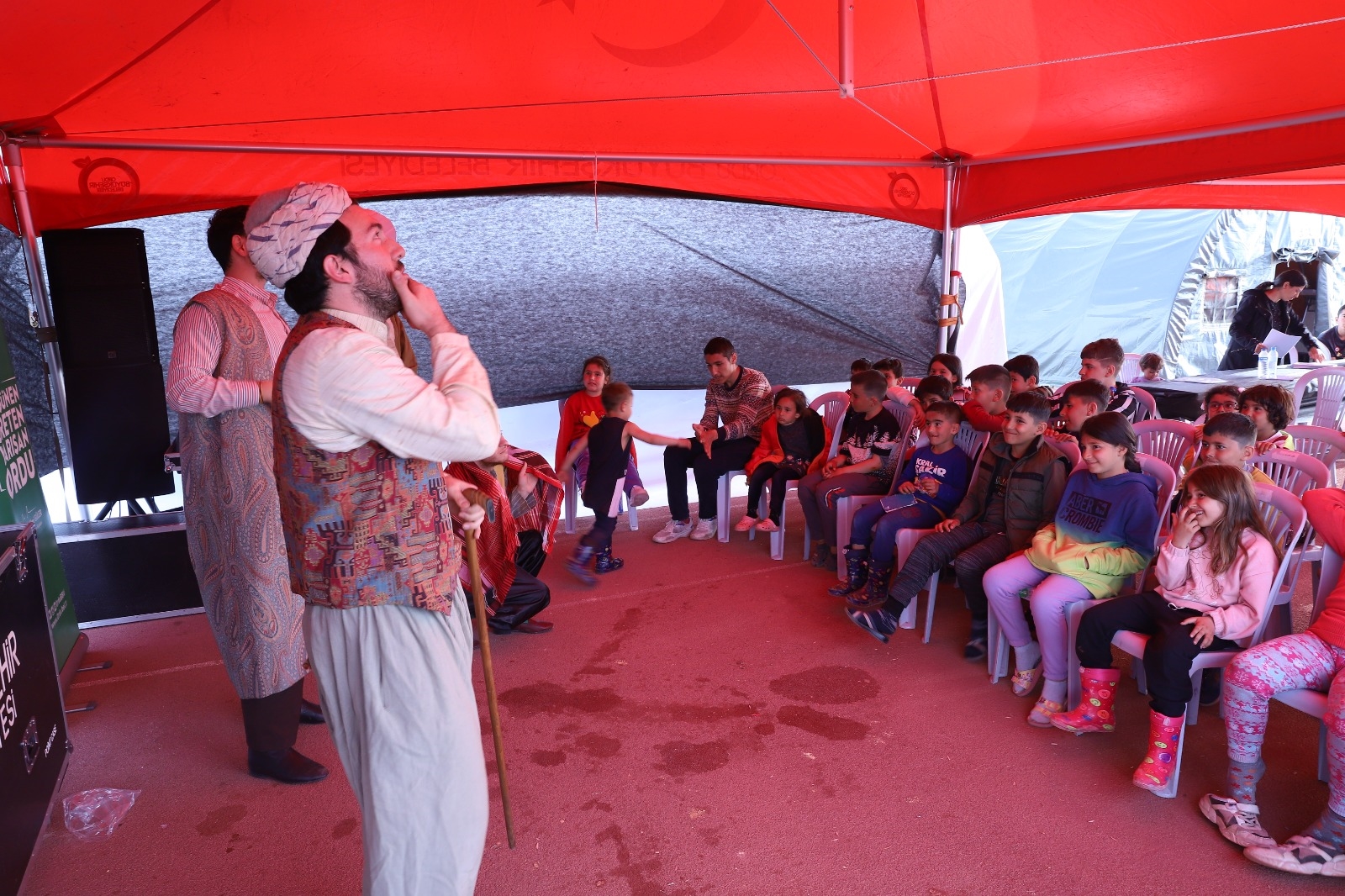 OBBKT, DEPREMZEDE ÇOCUKLARIN AYAĞINA GİTTİ